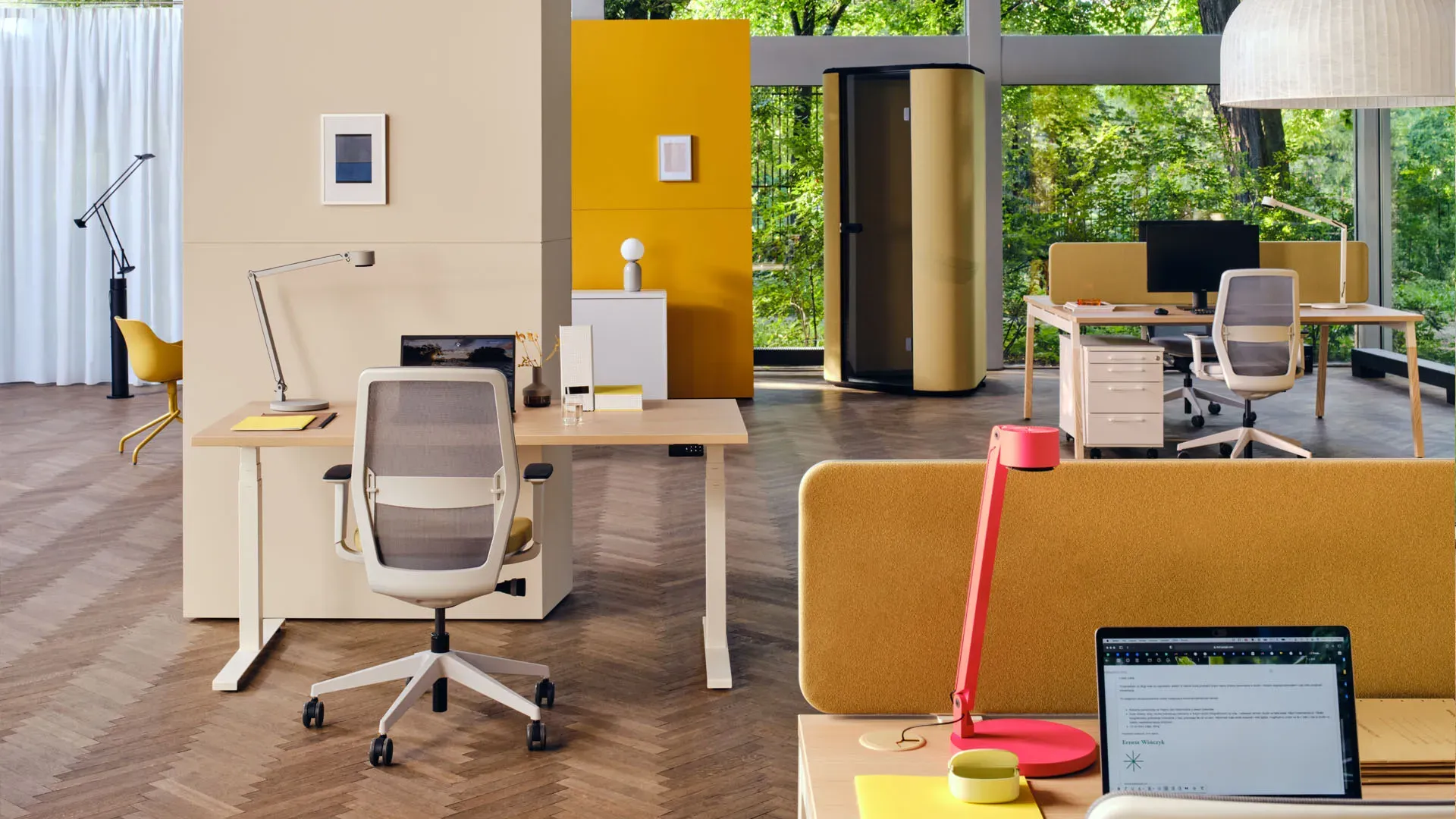 Open space z rzędami biurek MDD Ogi Drive i przegrodami między stanowiskami
